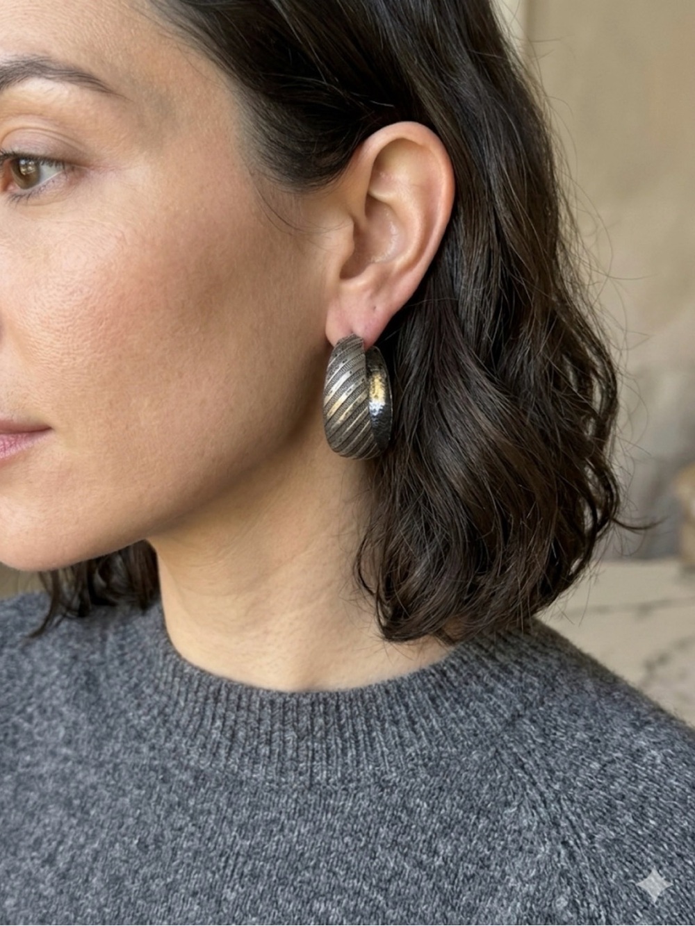 🦄 Vintage Silver Toned Hoop Earrings